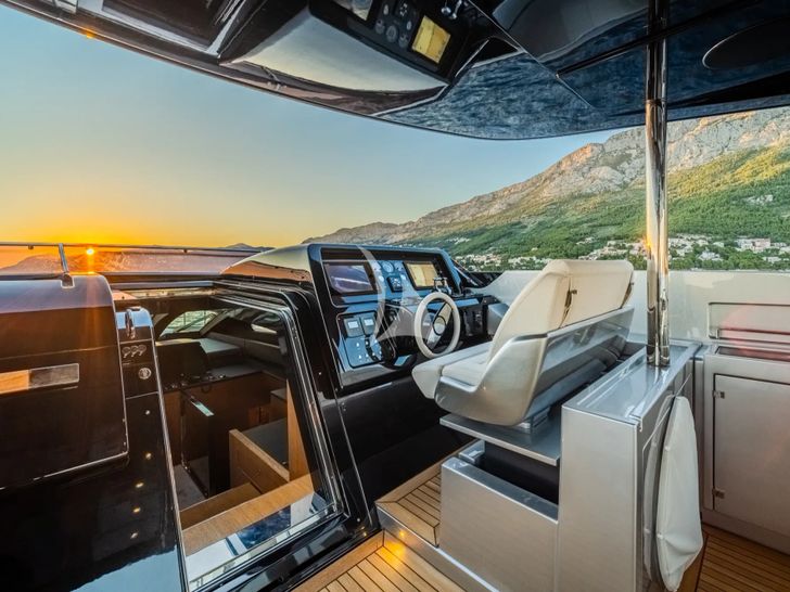 NO STRESS 888 Riva Corsaro 100 - flybridge helm NO STRESS 888 Riva Corsaro 100 - flybridge helm