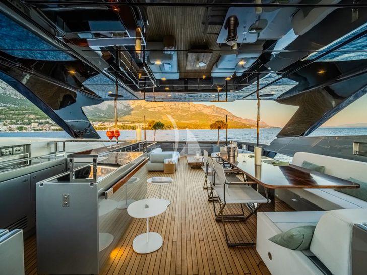 NO STRESS 888 Riva Corsaro 100 - flybridge NO STRESS 888 Riva Corsaro 100 - flybridge