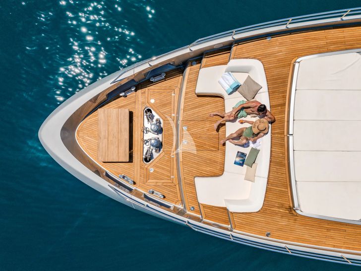 NO STRESS 888 Riva Corsaro 100 - foredeck NO STRESS 888 Riva Corsaro 100 - foredeck