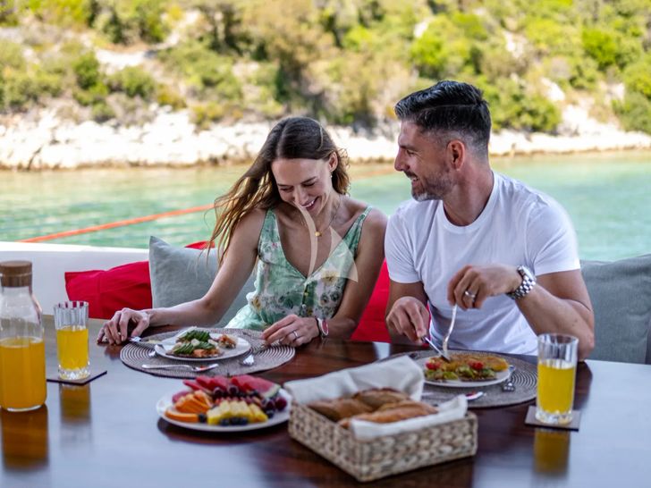 NO STRESS 888 Riva Corsaro 100 - guests dining alfresco NO STRESS 888 Riva Corsaro 100 - guests dining alfresco