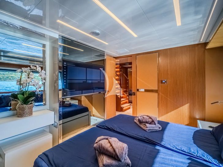 NO STRESS 888 Riva Corsaro 100 - master cabin bed and TV NO STRESS 888 Riva Corsaro 100 - master cabin bed and TV