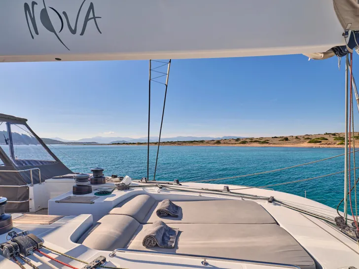 NOVA Lagoon 620 - flybridge sunbathing area NOVA Lagoon 620 - flybridge sunbathing area