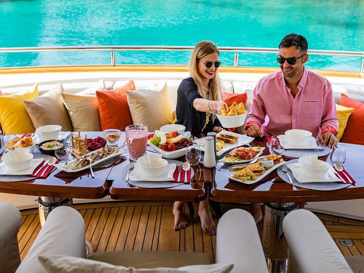 NOVELA CBI Navi Custom 30m - alfresco breakfast NOVELA CBI Navi Custom 30m - alfresco breakfast