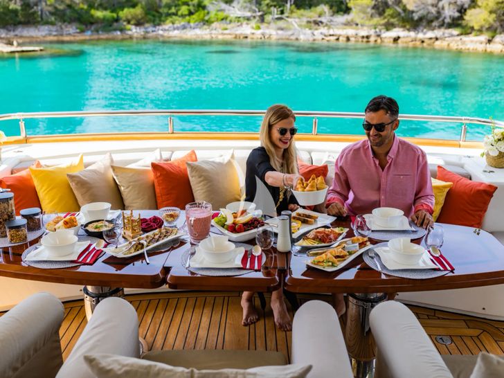 NOVELA Custom CBI Navi 30m - guests dining alfresco NOVELA Custom CBI Navi 30m - guests dining alfresco