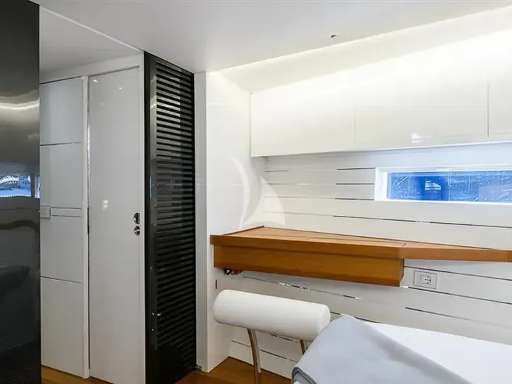 O2 Mylius 76 - VIP cabin work area O2 Mylius 76 - VIP cabin work area