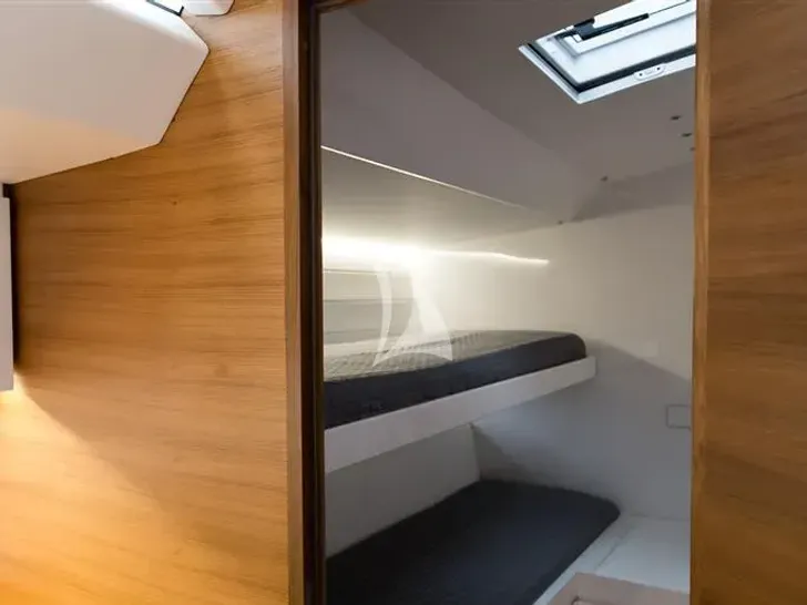 O2 Mylius 76 - crew cabin O2 Mylius 76 - crew cabin