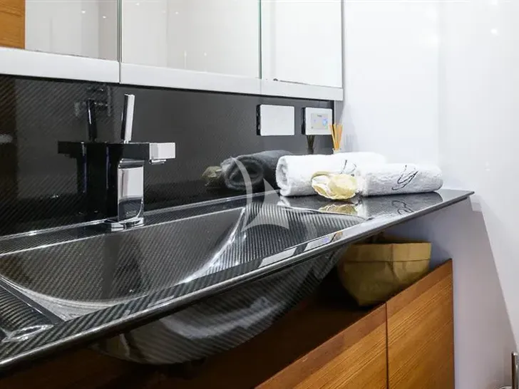 O2 Mylius 76 - master cabin bathroom O2 Mylius 76 - master cabin bathroom