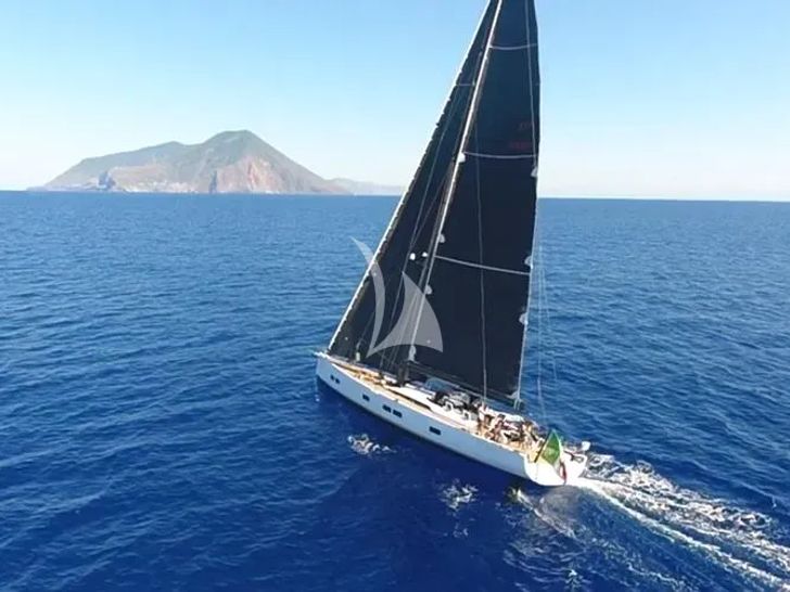O2 Mylius 76 - sailing across the waterline O2 Mylius 76 - sailing across the waterline