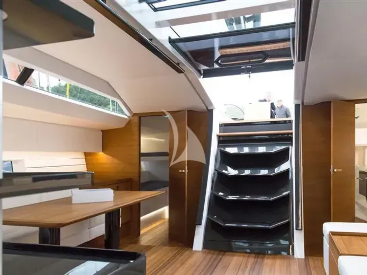 O2 Mylius 76 - saloon O2 Mylius 76 - saloon