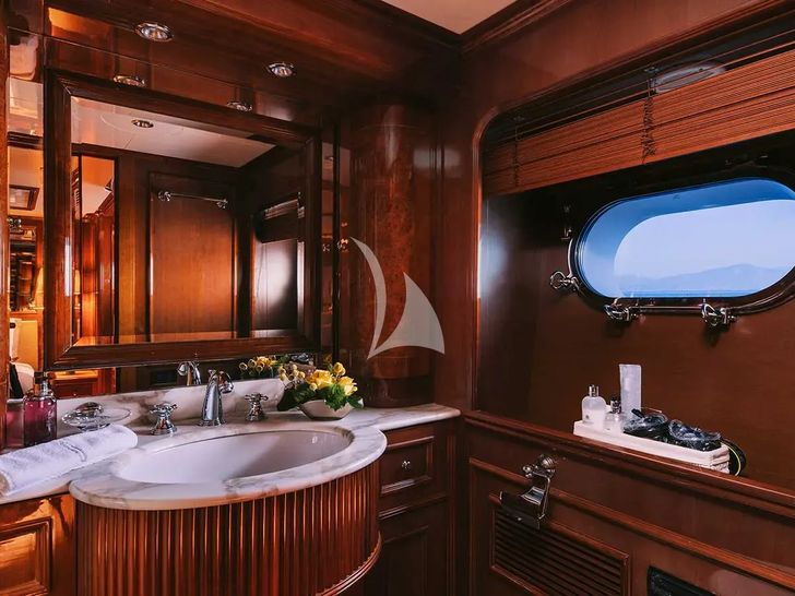 OAK Benetti Classic 115 - guest cabin bathroom OAK Benetti Classic 115 - guest cabin bathroom