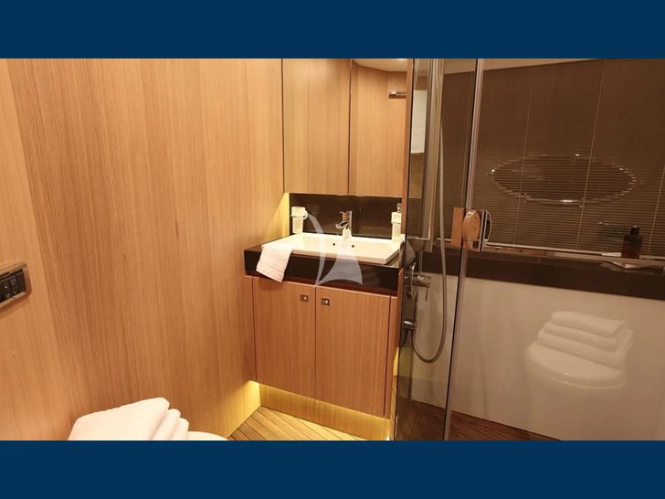 OBSESSIO Princess 72 VIP cabin bathroom