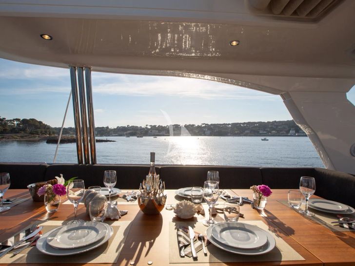 OBSESSIO Princess 72 - dinner under the sunset OBSESSIO Princess 72 - dinner under the sunset