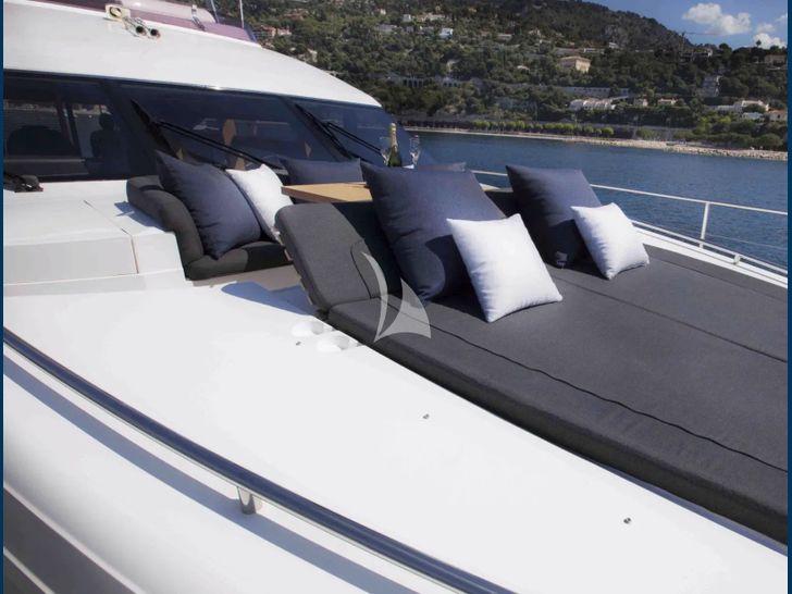 OBSESSIO Princess 72 foredeck bronzing area