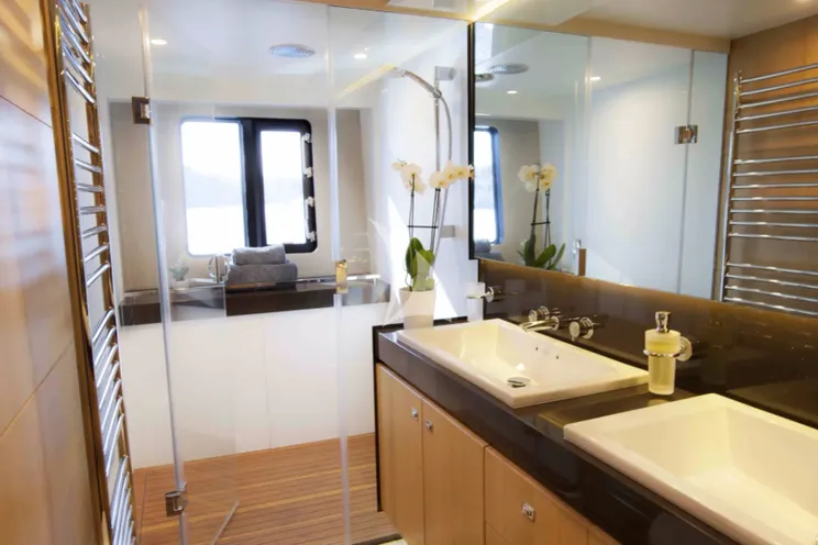 Charter Yacht OBSESSIO - Princess 72 - 4 Cabins - Antibes - Cannes - Nice - St Tropez - French Riviera - Monaco