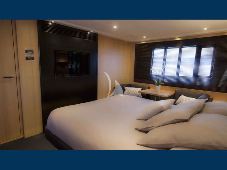 OBSESSIO Princess 72 master cabin bed
