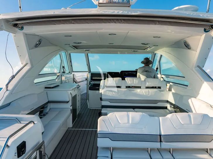 OCEAN CLUB Trinity Yachts 164 - chase boat deck OCEAN CLUB Trinity Yachts 164 - chase boat deck