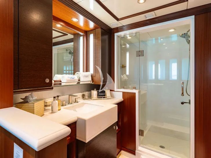 OCEAN CLUB Trinity Yachts 164 - guest cabin bathroom OCEAN CLUB Trinity Yachts 164 - guest cabin bathroom