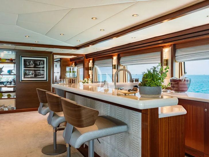 OCEAN CLUB Trinity Yachts 164 - sky lounge bar OCEAN CLUB Trinity Yachts 164 - sky lounge bar