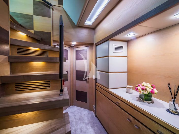 OCEAN DRIVE Benetti Delfino 92 - cabin hallway OCEAN DRIVE Benetti Delfino 92 - cabin hallway