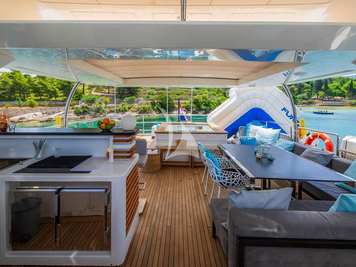 OCEAN DRIVE Benetti Delfino 92 - flybridge dining area OCEAN DRIVE Benetti Delfino 92 - flybridge dining area