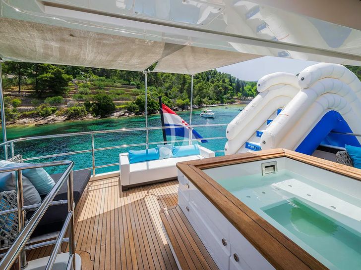 OCEAN DRIVE Benetti Delfino 92 - flybridge jacuzzi OCEAN DRIVE Benetti Delfino 92 - flybridge jacuzzi