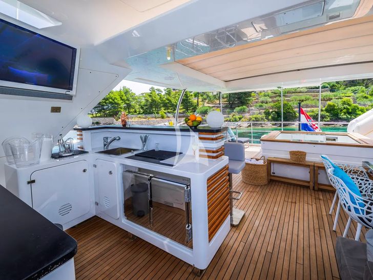 OCEAN DRIVE Benetti Delfino 92 - flybridge kitchen bar OCEAN DRIVE Benetti Delfino 92 - flybridge kitchen bar