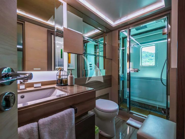 OCEAN DRIVE Benetti Delfino 92 - master cabin bathroom OCEAN DRIVE Benetti Delfino 92 - master cabin bathroom