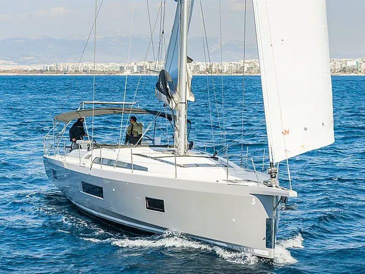 Oceanis 51.1 - bow view Oceanis 51.1 - bow view