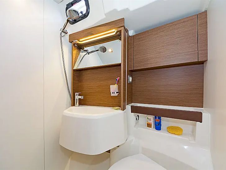 Oceanis 51.1 - cabin 1 bathroom Oceanis 51.1 - cabin 1 bathroom