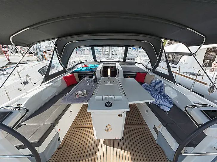 Oceanis 51.1 - upper deck lounge and dining area Oceanis 51.1 - upper deck lounge and dining area