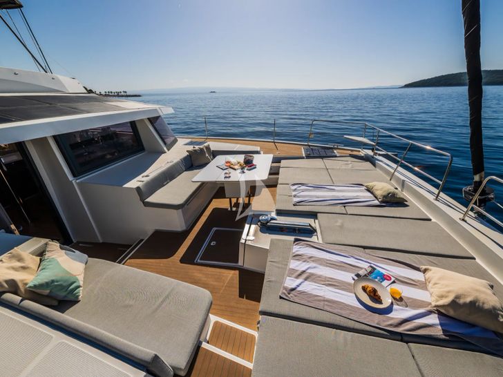 OCEAN LOUNGE Bali 5.4 - foredeck OCEAN LOUNGE Bali 5.4 - foredeck