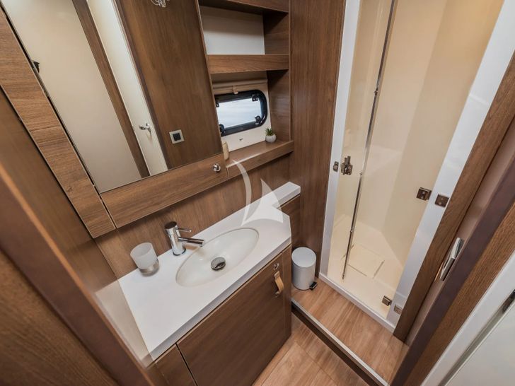 OCEAN LOUNGE Bali 5.4 - master cabin bathroom OCEAN LOUNGE Bali 5.4 - master cabin bathroom