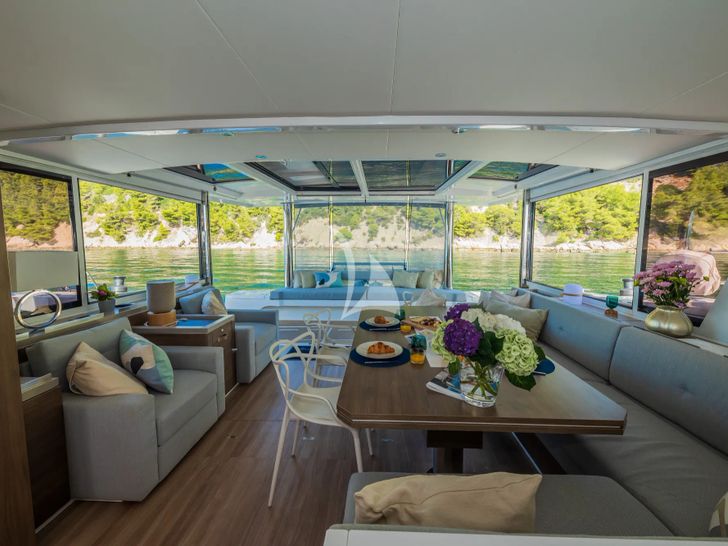 OCEAN LOUNGE Bali 5.4 - saloon seating and dining area OCEAN LOUNGE Bali 5.4 - saloon seating and dining area