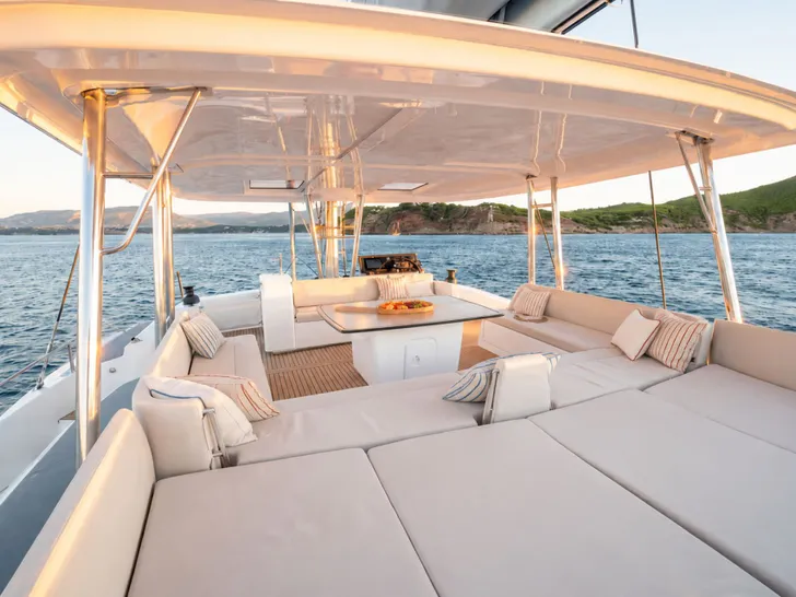 OCEANS ONE Bali 5.8 - flybridge OCEANS ONE Bali 5.8 - flybridge