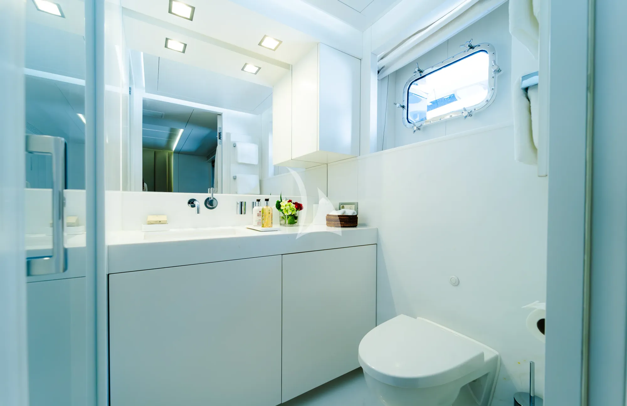 Charter Yacht OCEAN`S SEVEN - Kingship Magellan 110 - 5 Cabins - Nassau - Exumas - Bahamas