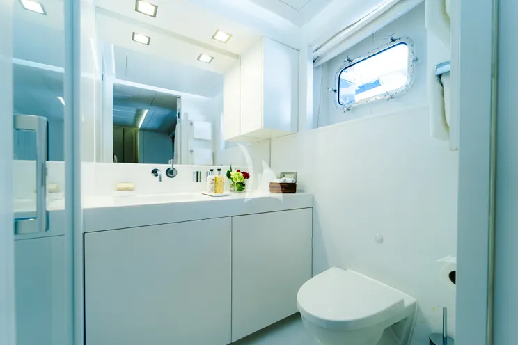 Charter Yacht OCEAN`S SEVEN - Kingship Magellan 110 - 5 Cabins - Nassau - Exumas - Bahamas