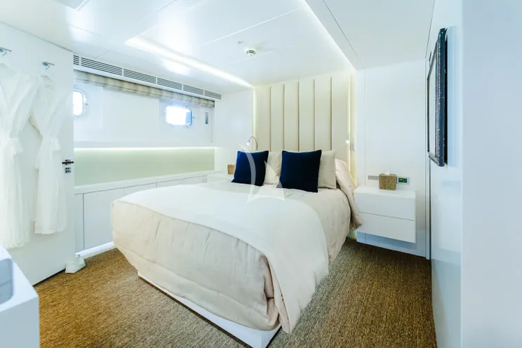 Charter Yacht OCEAN`S SEVEN - Kingship Magellan 110 - 5 Cabins - Nassau - Exumas - Bahamas