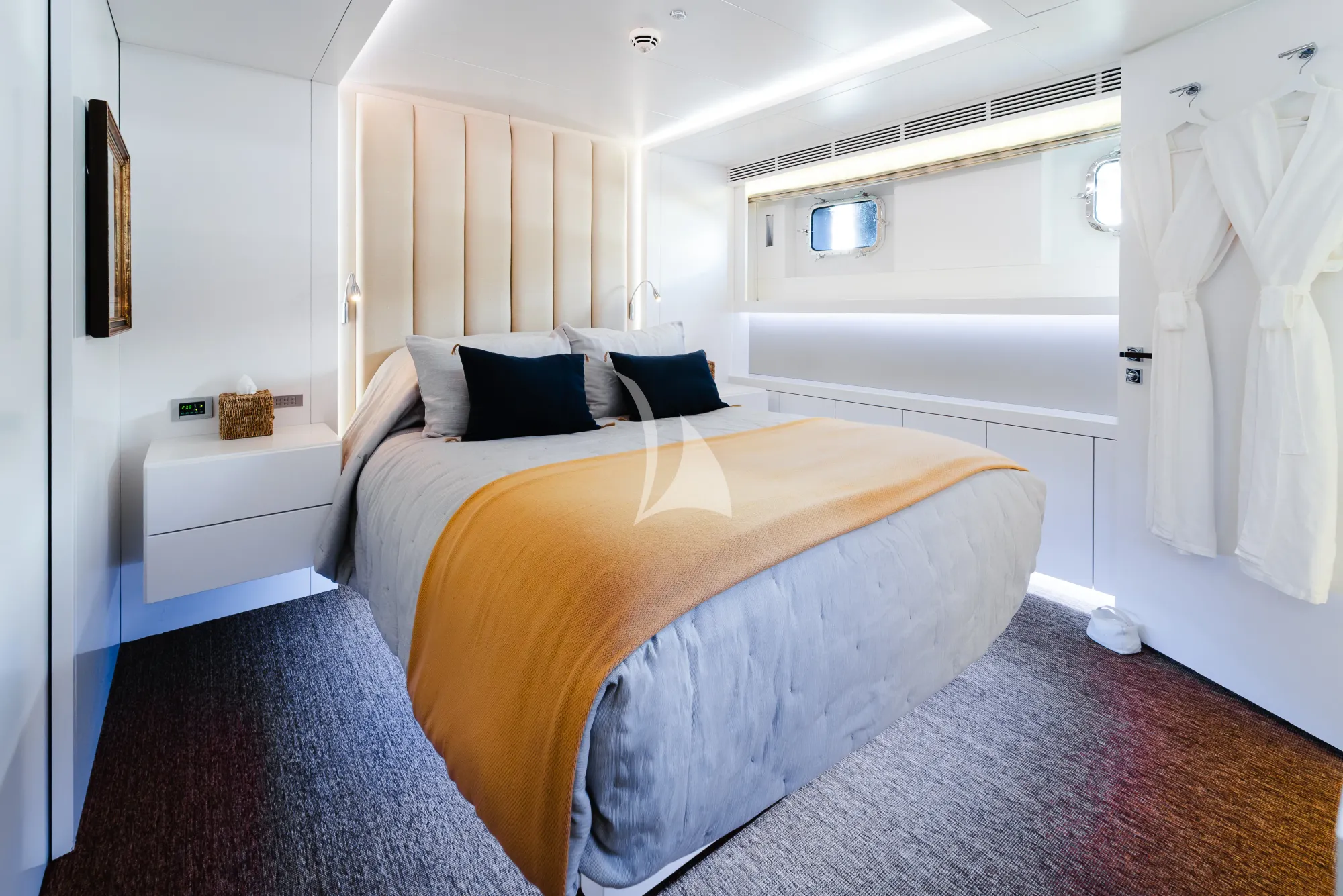 Charter Yacht OCEAN`S SEVEN - Kingship Magellan 110 - 5 Cabins - Nassau - Exumas - Bahamas