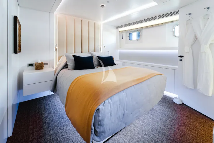 Charter Yacht OCEAN`S SEVEN - Kingship Magellan 110 - 5 Cabins - Nassau - Exumas - Bahamas