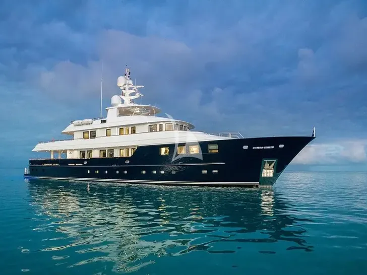 OCEAN'S SEVEN Kingship Magellan 110 - anchored OCEAN'S SEVEN Kingship Magellan 110 - anchored