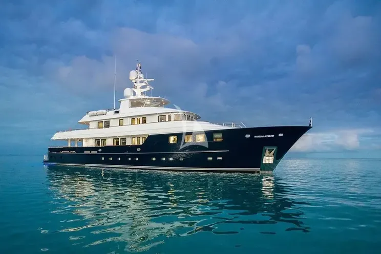 Charter Yacht OCEAN`S SEVEN - Kingship Magellan 110 - 5 Cabins - Nassau - Exumas - Bahamas