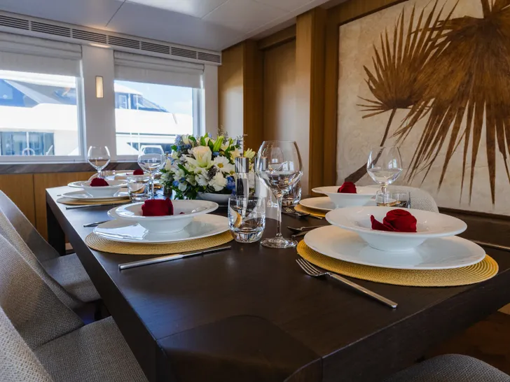 OCEAN'S SEVEN Kingship Magellan 110 - main dining area OCEAN'S SEVEN Kingship Magellan 110 - main dining area