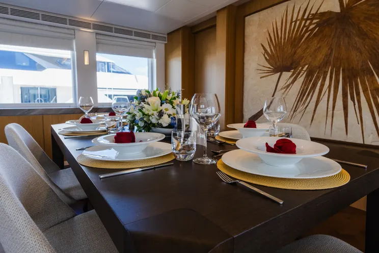 Charter Yacht OCEAN`S SEVEN - Kingship Magellan 110 - 5 Cabins - Nassau - Exumas - Bahamas