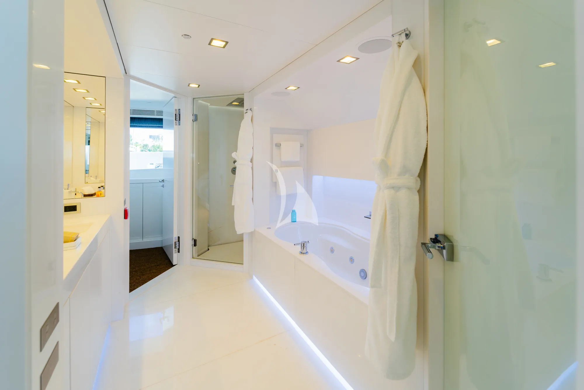 Charter Yacht OCEAN`S SEVEN - Kingship Magellan 110 - 5 Cabins - Nassau - Exumas - Bahamas
