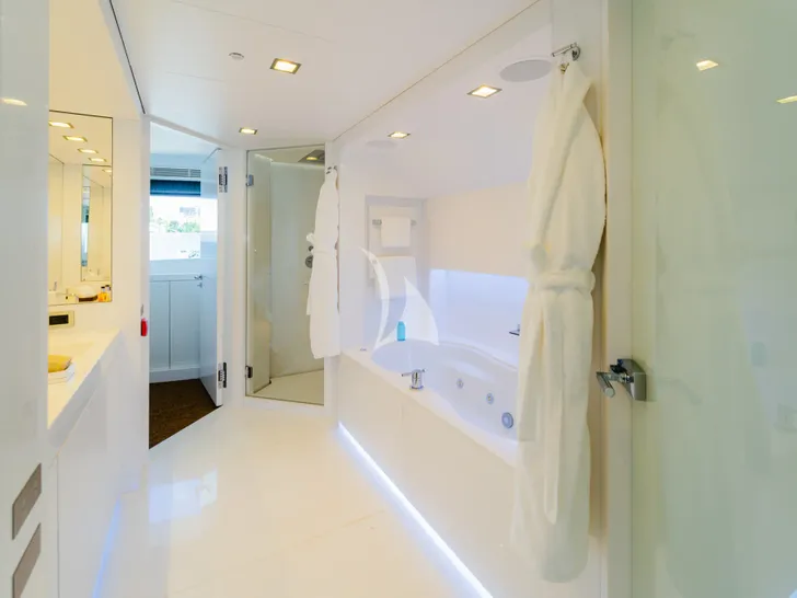 OCEAN'S SEVEN Kingship Magellan 110 - master cabin bathroom OCEAN'S SEVEN Kingship Magellan 110 - master cabin bathroom