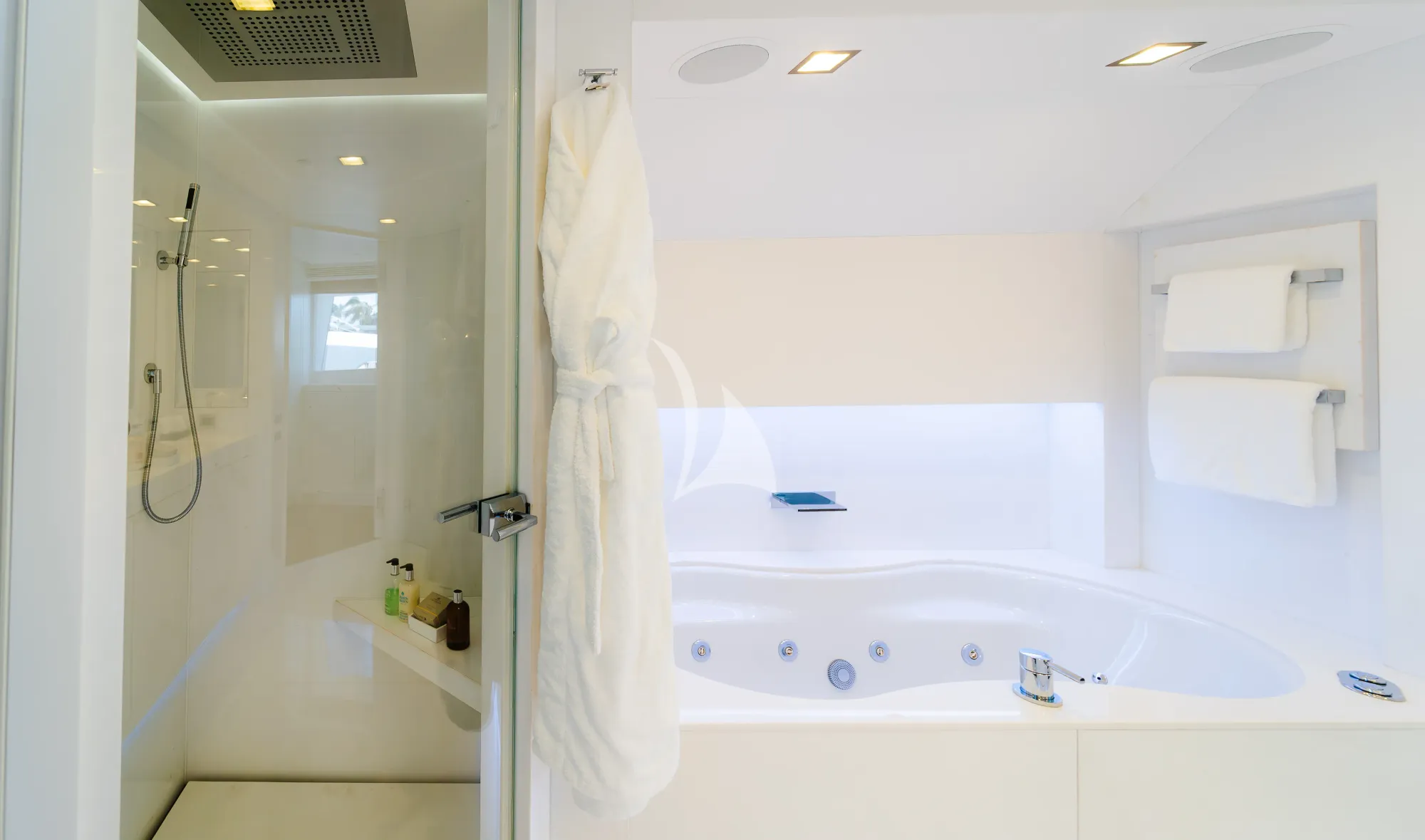 Charter Yacht OCEAN`S SEVEN - Kingship Magellan 110 - 5 Cabins - Nassau - Exumas - Bahamas