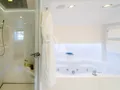 OCEAN'S SEVEN Kingship Magellan 110 - master cabin bathtub and shower OCEAN'S SEVEN Kingship Magellan 110 - master cabin bathtub and shower