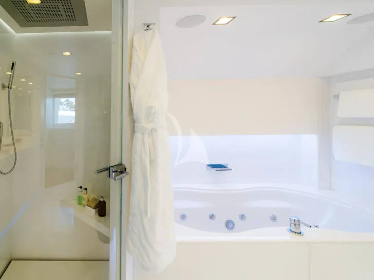 OCEAN'S SEVEN Kingship Magellan 110 - master cabin bathtub and shower OCEAN'S SEVEN Kingship Magellan 110 - master cabin bathtub and shower