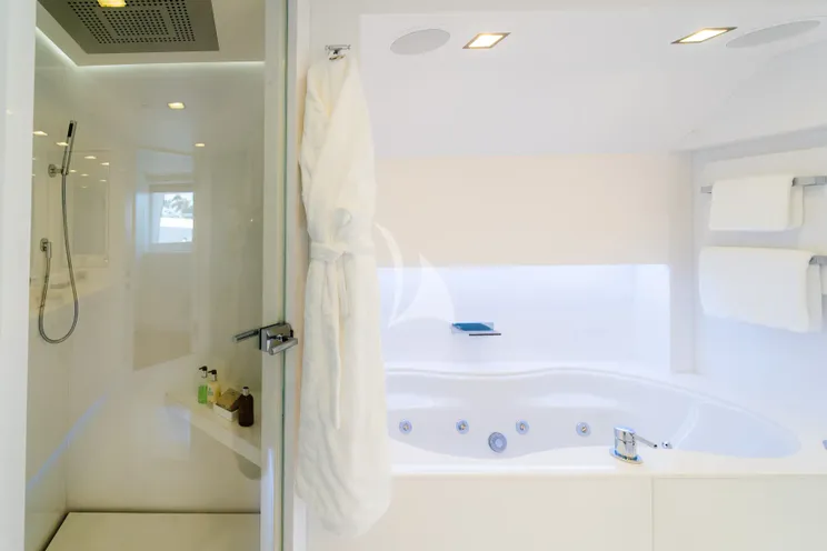Charter Yacht OCEAN`S SEVEN - Kingship Magellan 110 - 5 Cabins - Nassau - Exumas - Bahamas