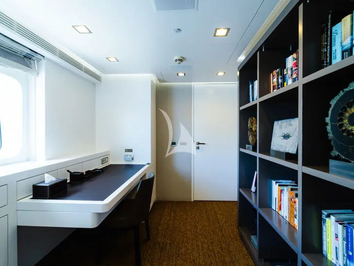 OCEAN'S SEVEN Kingship Magellan 110 - master cabin office OCEAN'S SEVEN Kingship Magellan 110 - master cabin office